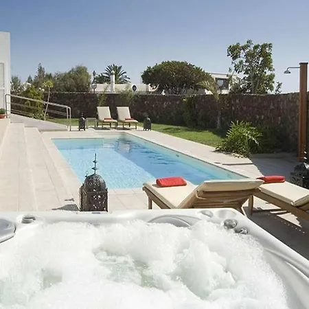 Puerto Del Carmen Sleeps 6 Pool Wifi T691337 Пуэрто дель Кармен